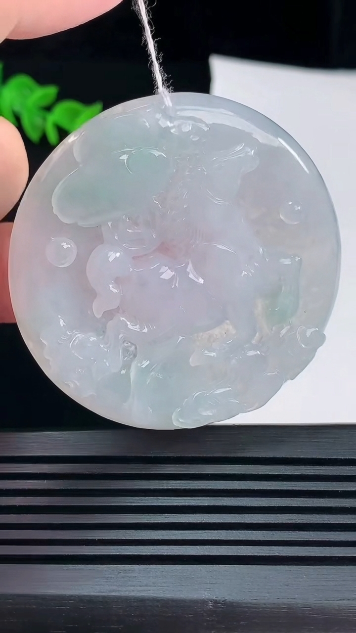 天然A货翡翠生肖马吊坠，尺寸55-5.8 重量:34.59g
6月9日