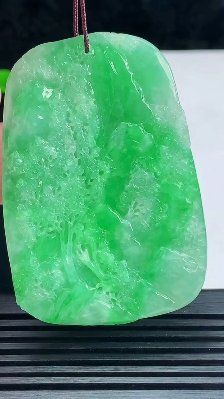 天然A货翡翠山水牌吊坠，尺寸57.6-39.6-11 重量:45.37g
6月9日