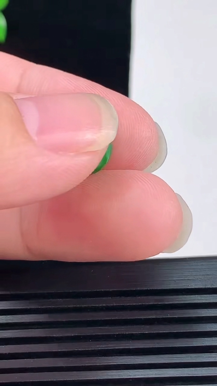 天然A货翡翠圆珠吊坠，尺寸10 重量:1.53g
6月9日
