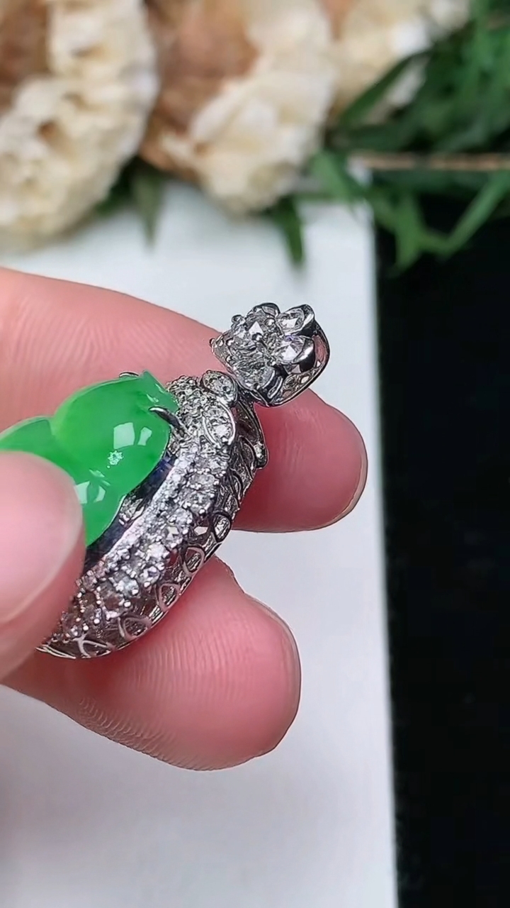 天然A货翡翠葫芦吊坠，尺寸25.5-16.2-11.5，裸石13.8-11.7，重量:4.38g
6月9日