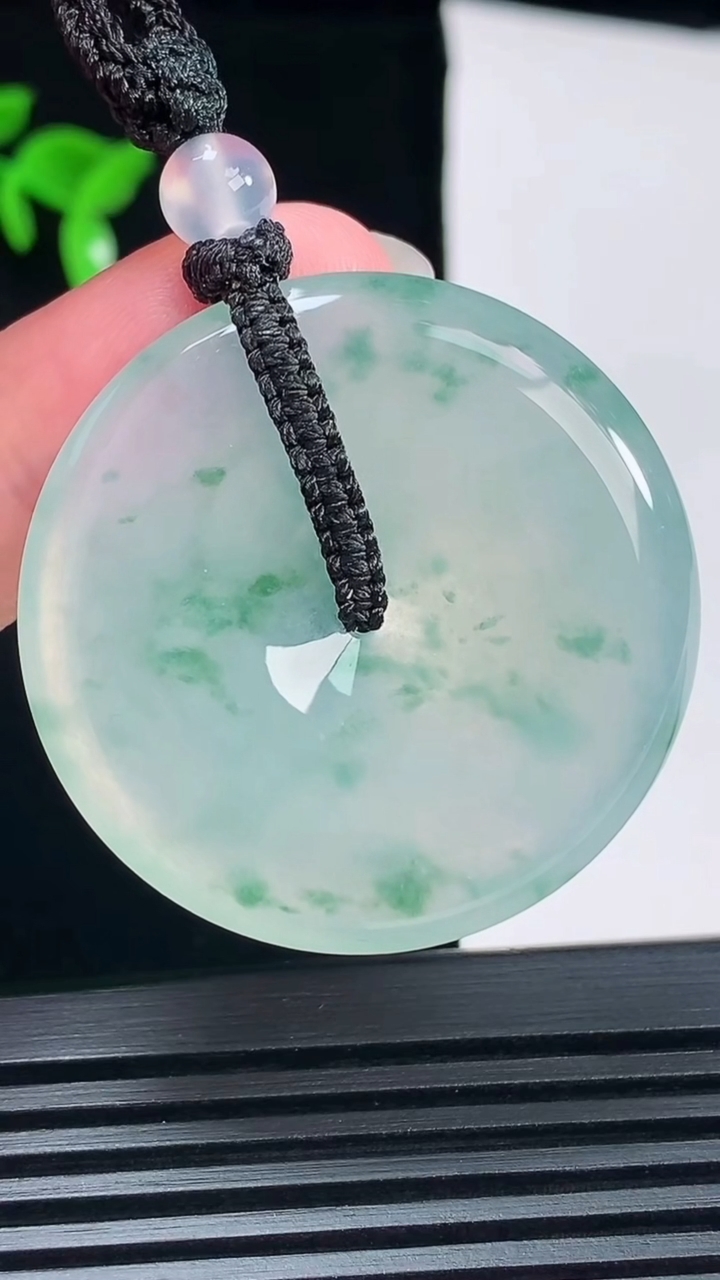 天然A货翡翠种飘花平安扣吊坠，尺寸38-5.8 重量:20980g
6月9日