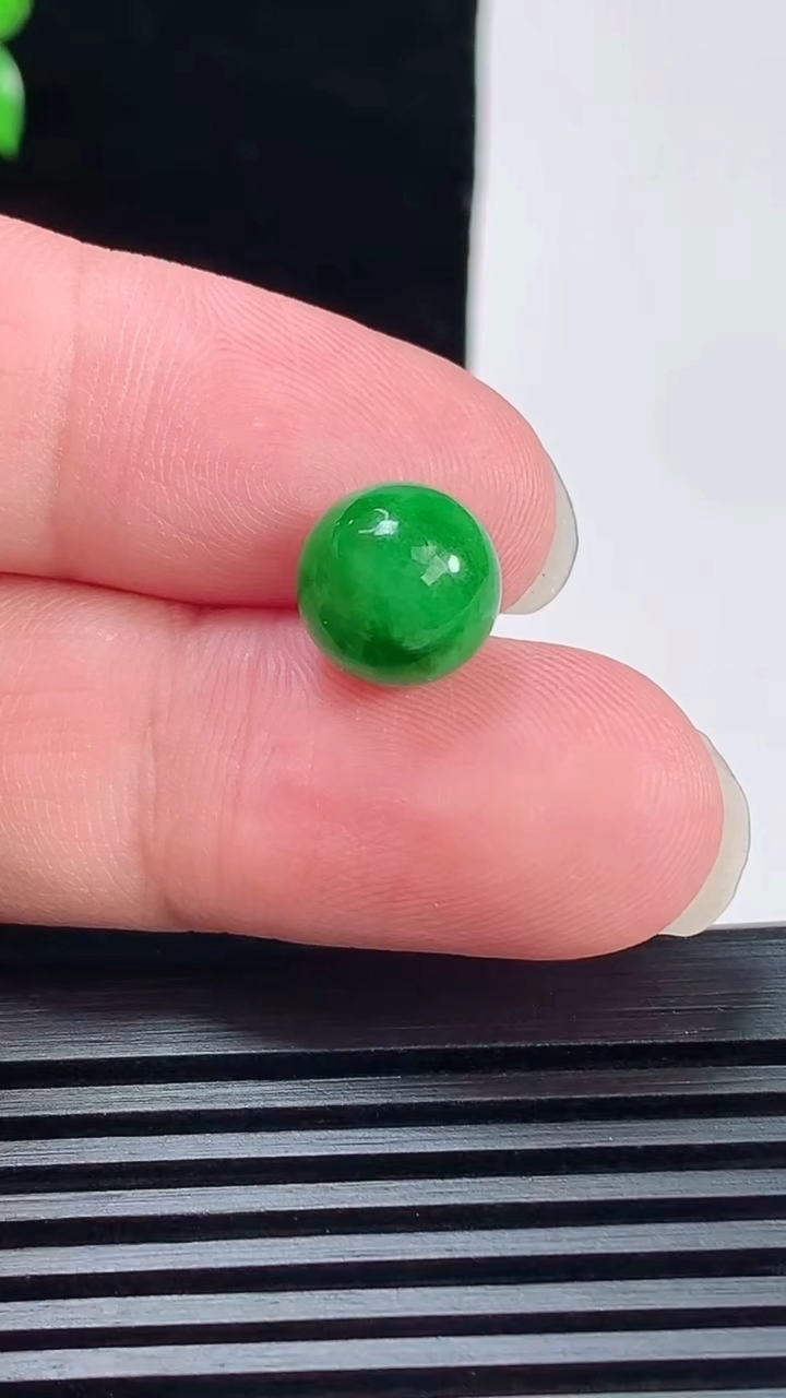 天然A货翡翠圆珠吊坠，尺寸10 重量:1.53g
6月9日