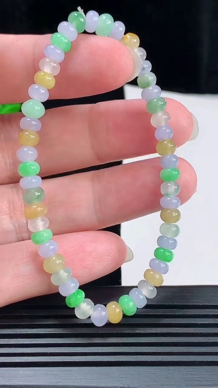 天然A货翡翠三彩算盘珠手串，尺寸5.5-3.5 重量:10.33g6月9日
工厂直销收藏佳品,种好水足，色泽均匀，有种有色，上手高大气！