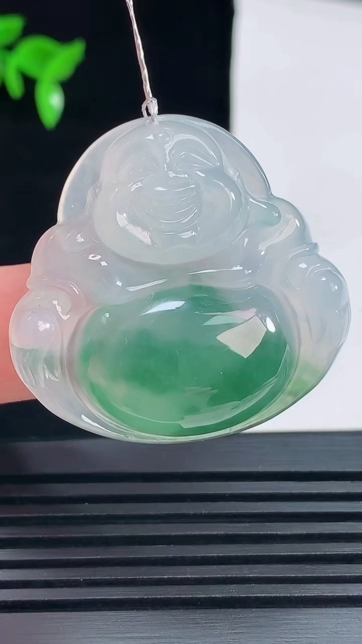 天然A货翡翠种飘花佛公吊坠，尺寸36-38-8.5 重量:15.96g
6月9日