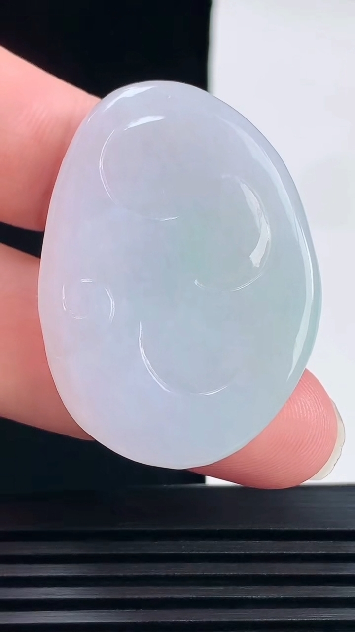 天然A货翡翠布袋佛吊坠，尺寸42.6-30.6-9 重量:21.48g
6月9日