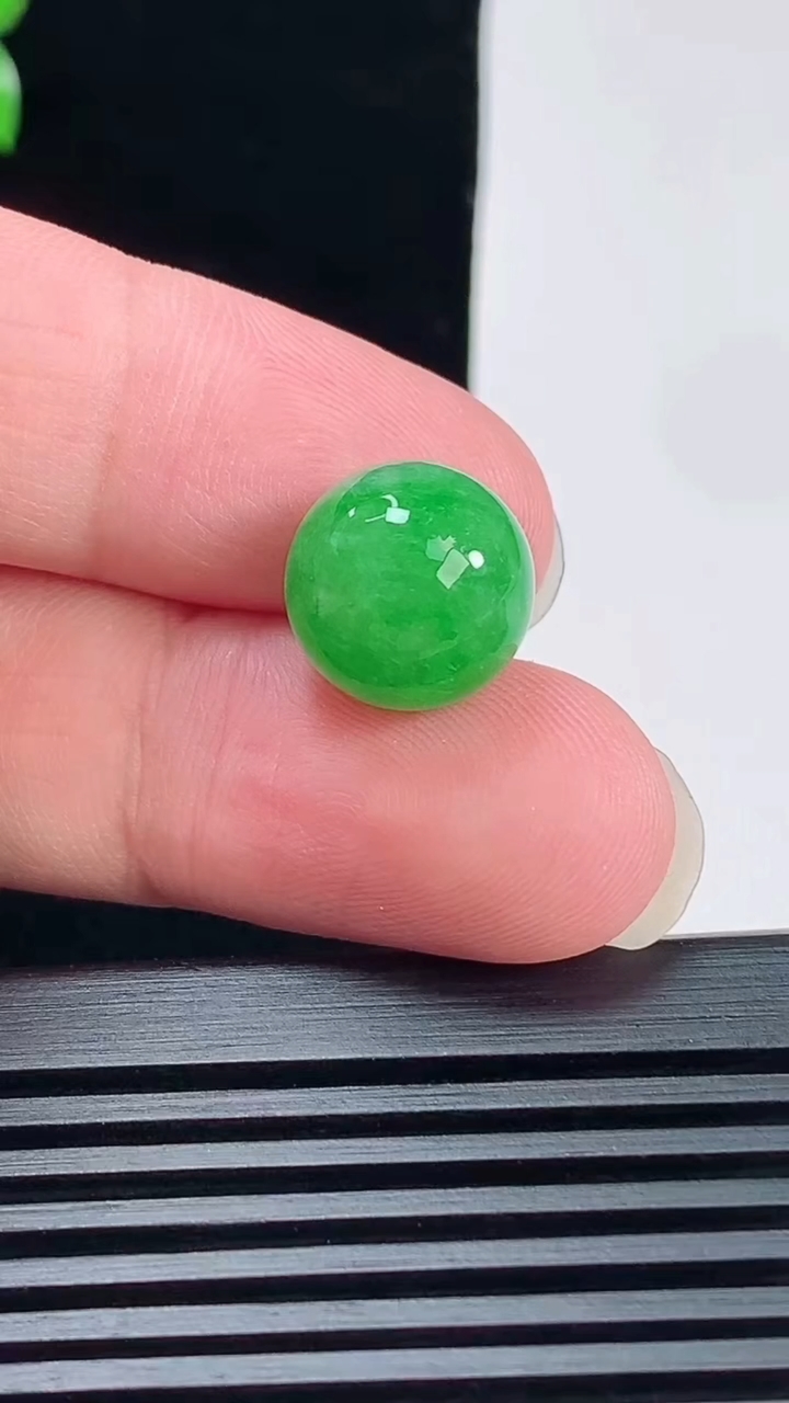 天然A货翡翠圆珠吊坠，尺寸12.5 重量:3.21g6月9日
工厂直销收藏佳品,种好水足，色泽均匀，