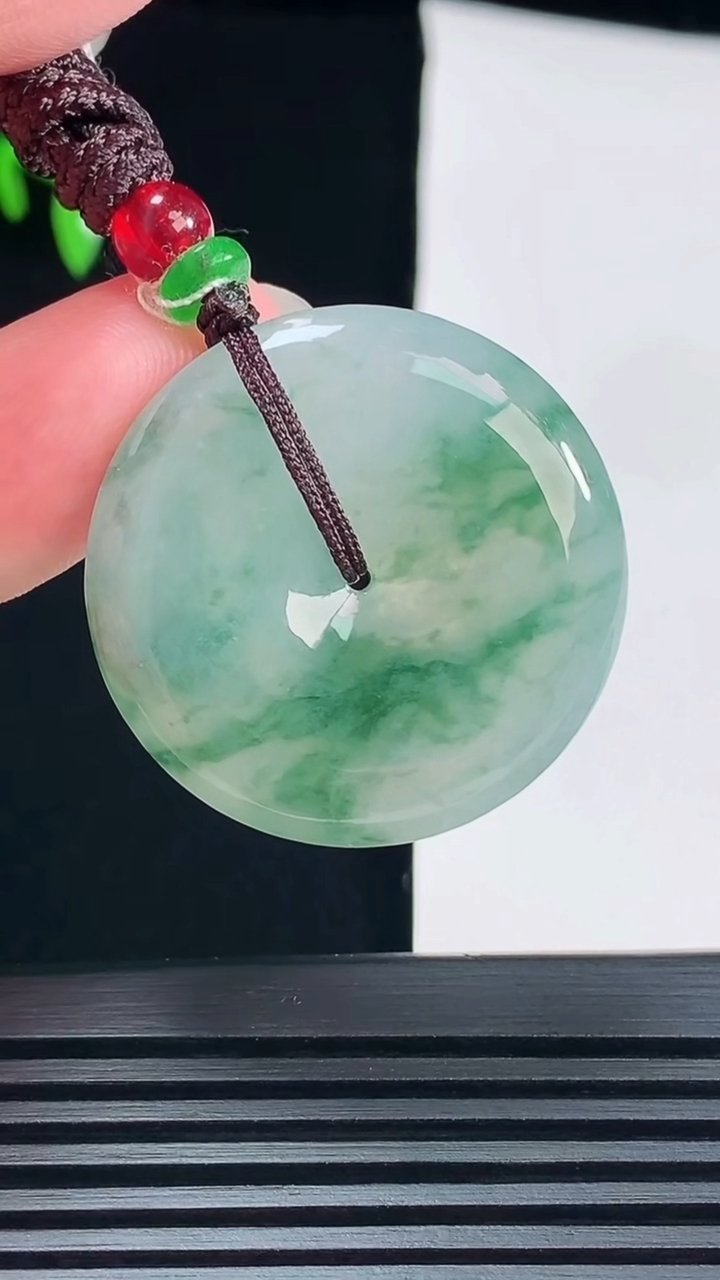 天然A货翡翠冰种飘花平安扣吊坠，尺寸32.5-6 重量:15.89g
6月9日