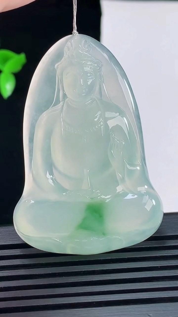 天然A货翡翠素衣观音吊坠，尺寸53-36-5.6 重量:18.24g
6月9日