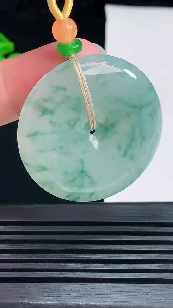 天然A货翡翠飘花平安扣吊坠，尺寸38-5.6 重量:18.36g
6月9日