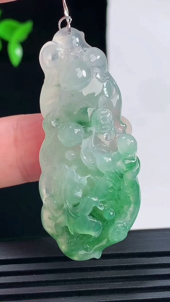 天然A货翡翠冰种飘花年年有余吊坠，尺寸50-22-9.5 重量:14.05g
6月9日
