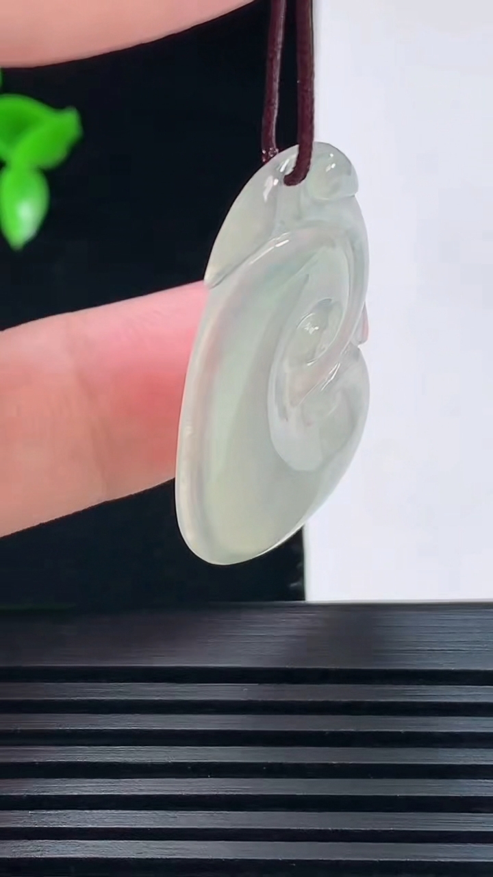 天然A货翡翠如意吊坠，尺寸38-20-3.5 重量:4.31g
6月9日