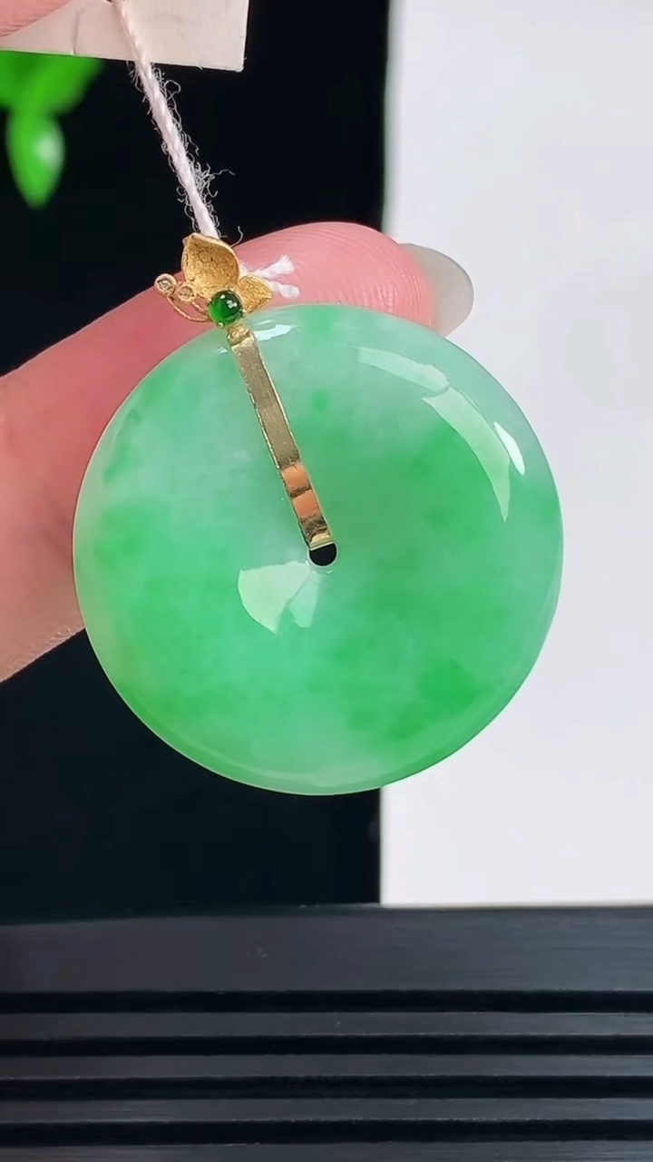 天然A货翡翠平安扣吊坠，尺寸26-5.2 重量:7.89g
6月9日