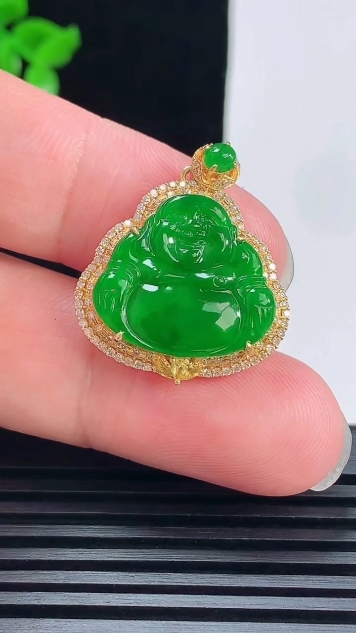 天然A货翡翠佛公吊坠，尺寸26.5-23-6.5，裸石17-19 重量:3.86g
6月9日