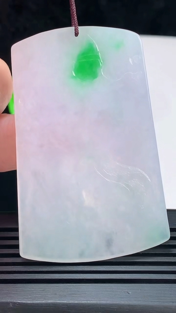天然A货翡翠春带彩 飘阳绿祥龙虚空藏菩萨吊坠，尺寸64-42-4.2 重量:27.12g
6月9日