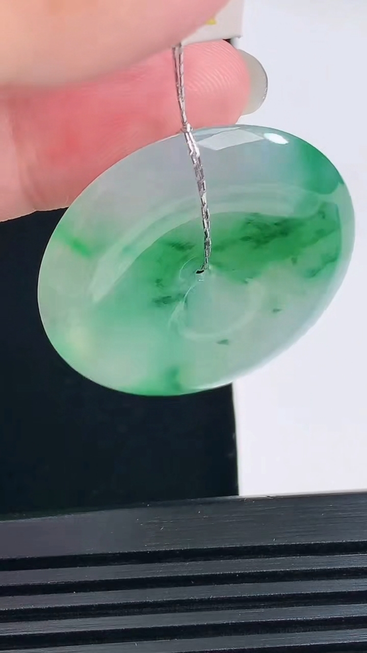 天然A货翡翠平安扣吊坠，尺寸35-6 重量:14.76g
6月9日