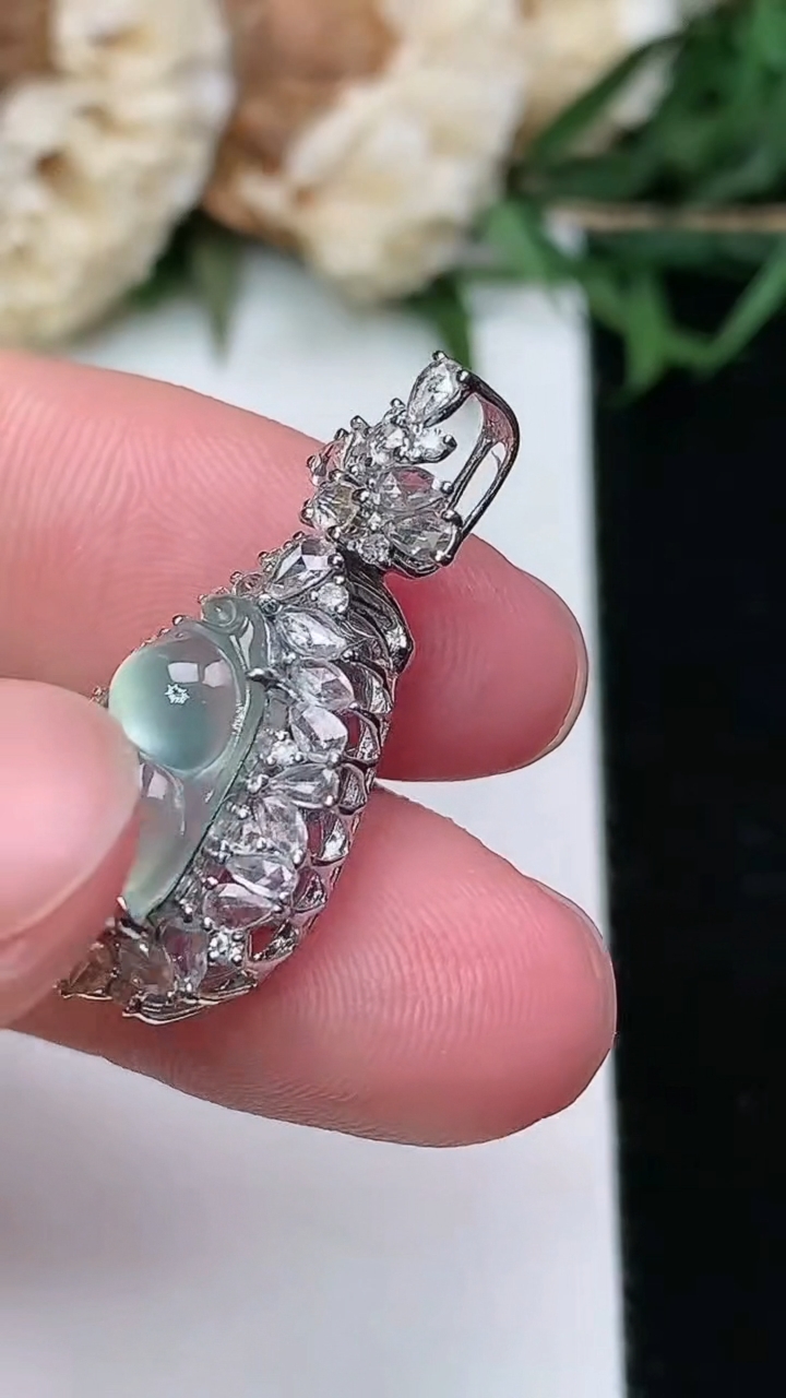 天然A货翡翠白冰葫芦吊坠，尺寸26.6-13-10.3，裸石12-7.7，重量:3.10g
6月9日