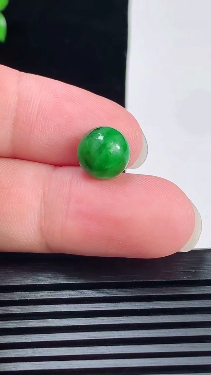 天然A货翡翠圆珠吊坠，尺寸10 重量:1.53g
6月9日