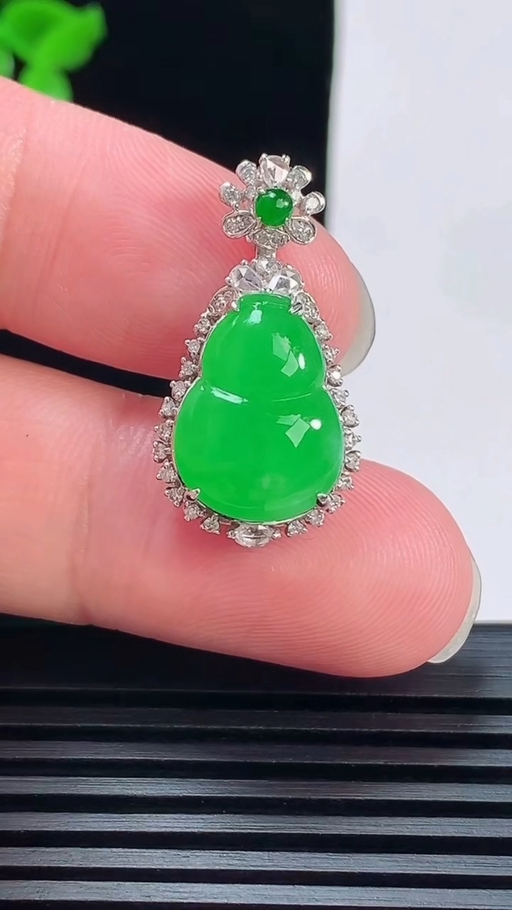 天然A货翡翠葫芦吊坠，尺寸26.6-14-9.5，裸石15-11 重量:4.46g
6月9日