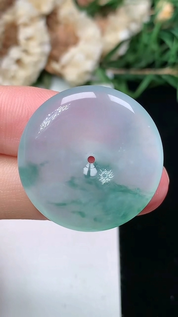 天然A货翡翠飘花平安扣吊坠，尺寸25.8-5，重量:7.00g
6月9日