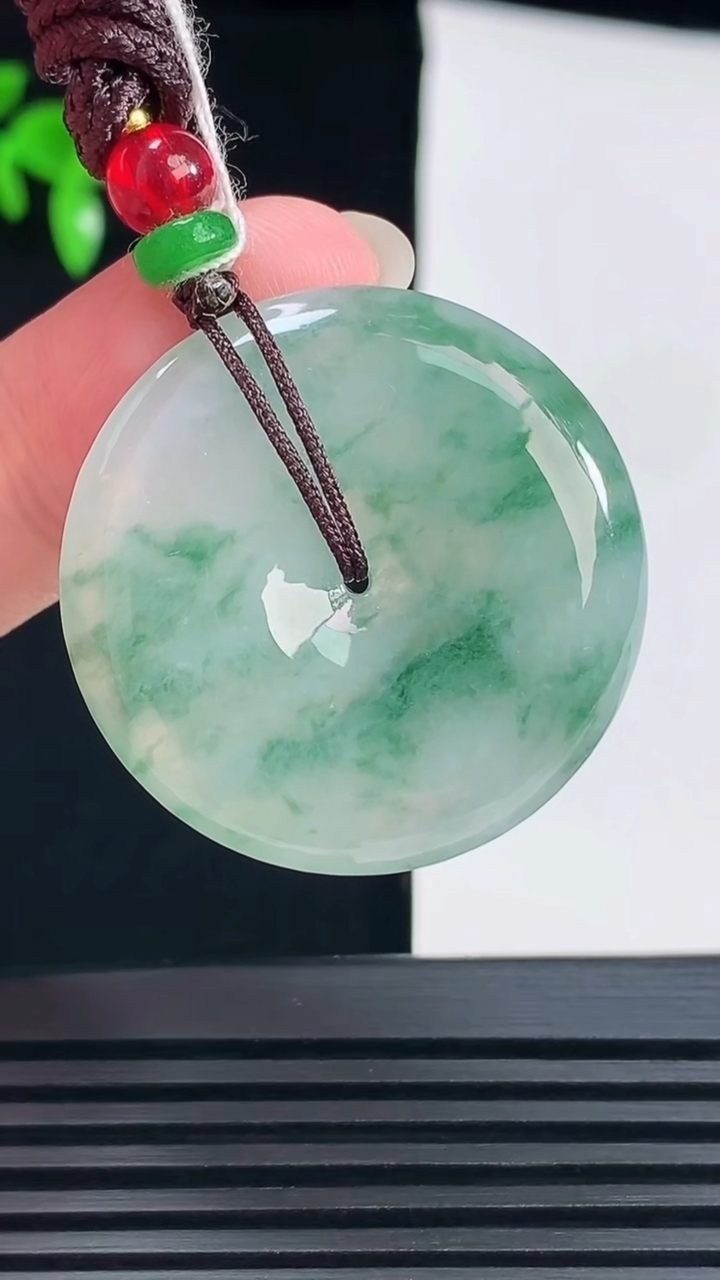 天然A货翡翠冰种飘花平安扣吊坠，尺寸32.5-6 重量:15.89g
6月9日