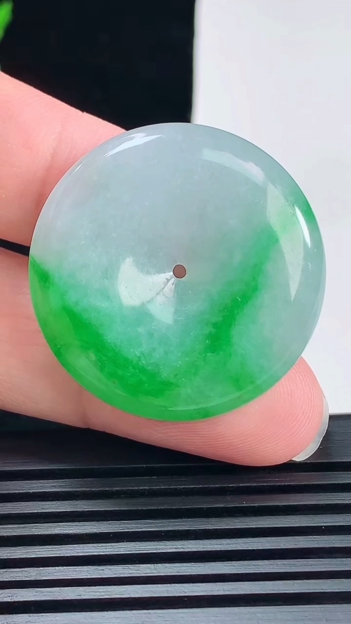 天然A货翡翠平安扣吊坠，尺寸33-5.6 重量:13.29g
6月9日