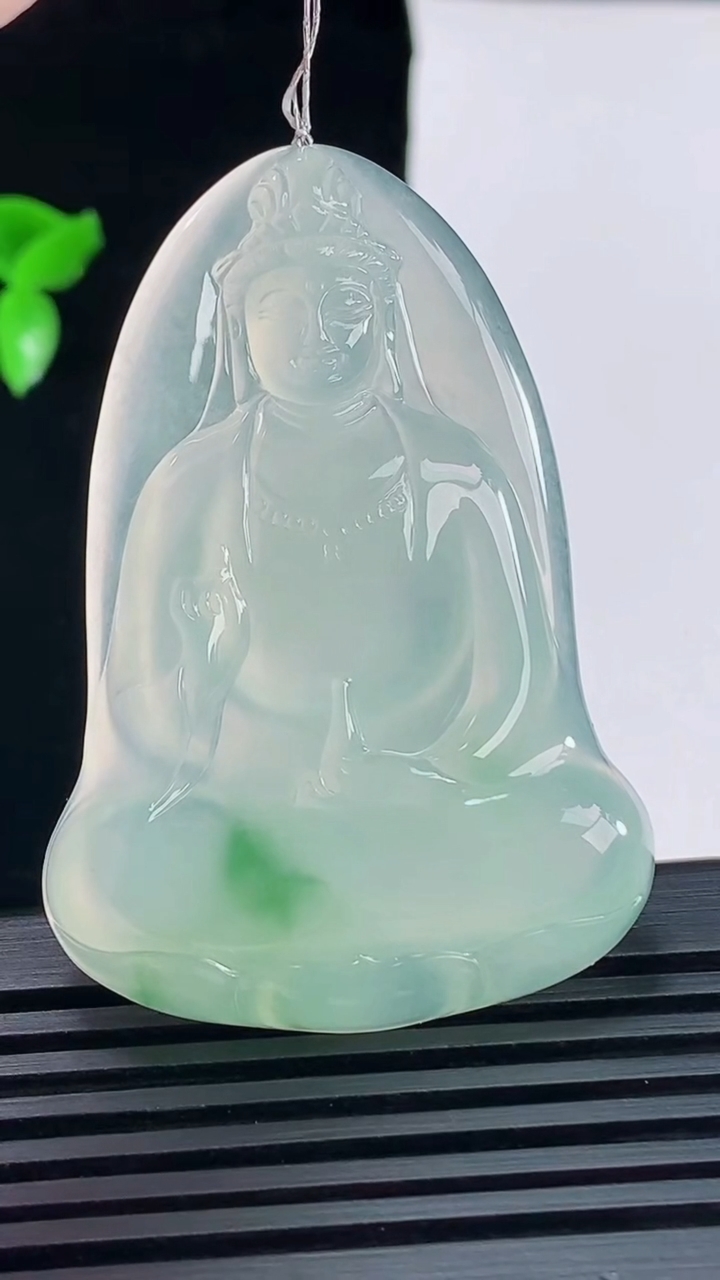 天然A货翡翠素衣观音吊坠，尺寸53-36-5.5 重量:18.34g
6月9日