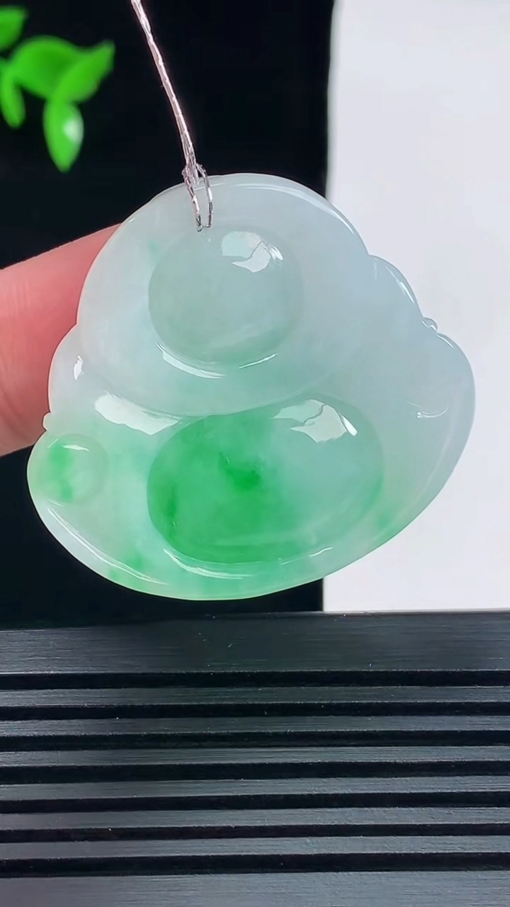 天然A货翡翠佛公吊坠，尺寸34-36.6-10 重量:18.26g
6月9日