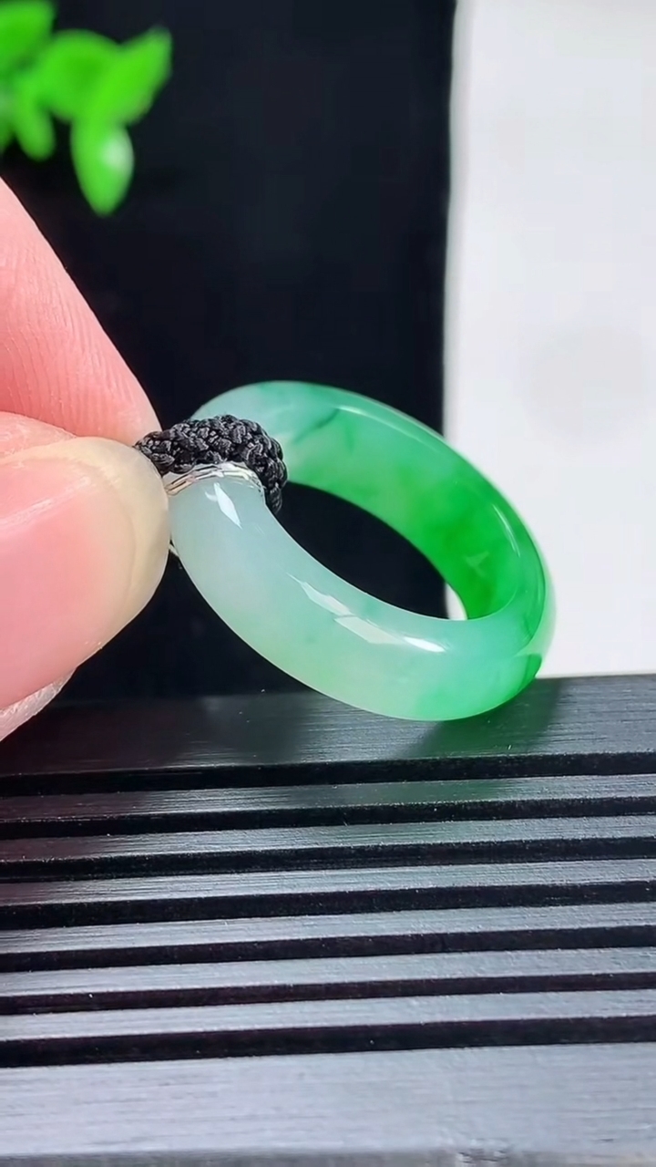 天然A货翡翠玉指环 戒指，尺寸16.6-6-4 重量:4.33g2026年6月9日
工厂直销收藏佳品,种好水足，色泽均匀，有种有色，上手高大气！