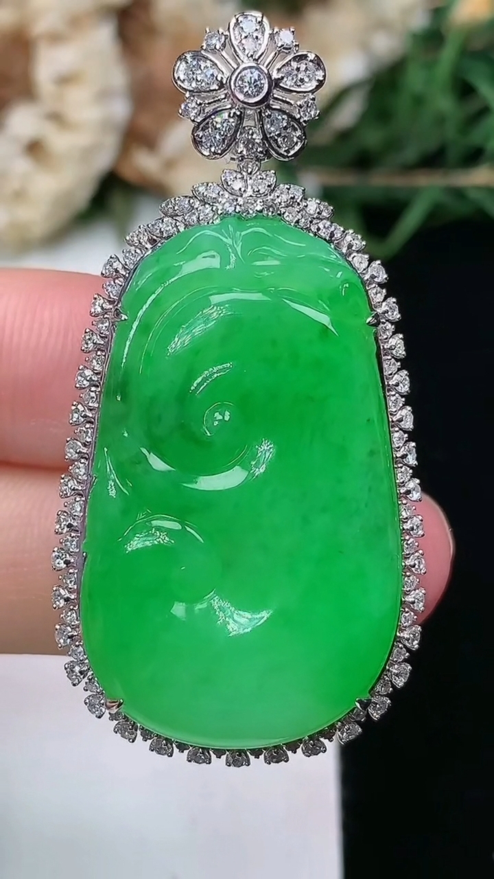 天然A货翡翠如意吊坠，尺寸46.6-23.3-9，裸石32-19.5，重量:9.05g
6月9日