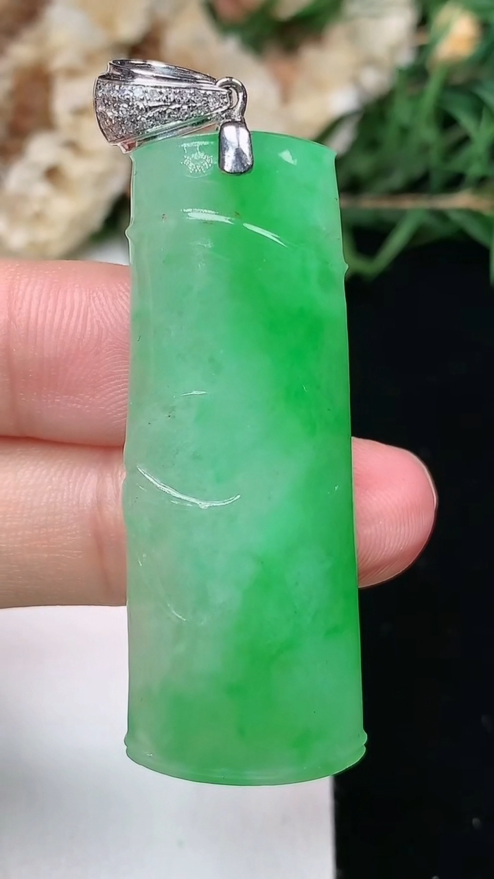 天然A货翡翠节节高升 竹节吊坠，尺寸45-16.6-6.3，重量:12.00g
6月9日