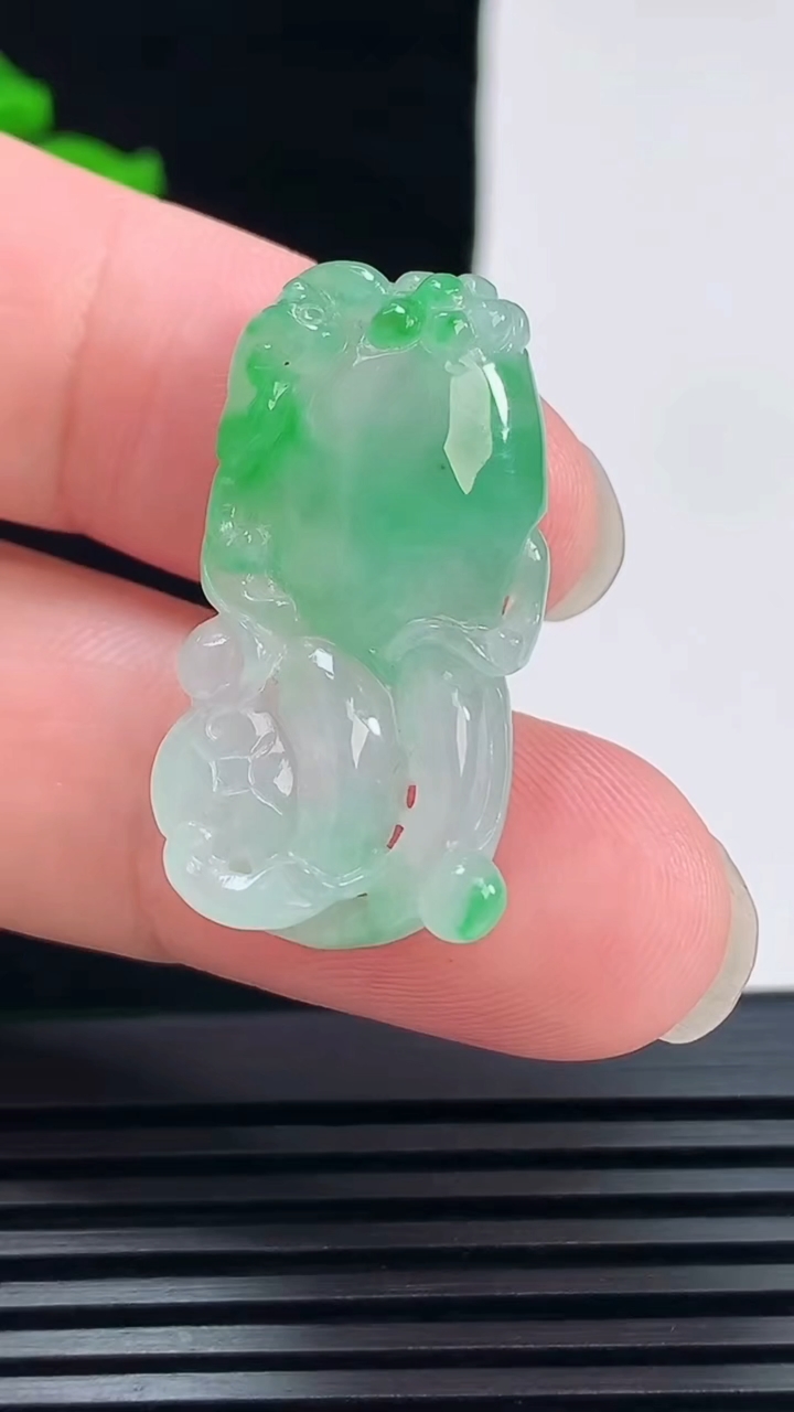 天然A货翡翠佛手瓜吊坠，尺寸31-16.5-8重量:7.66g
6月9日