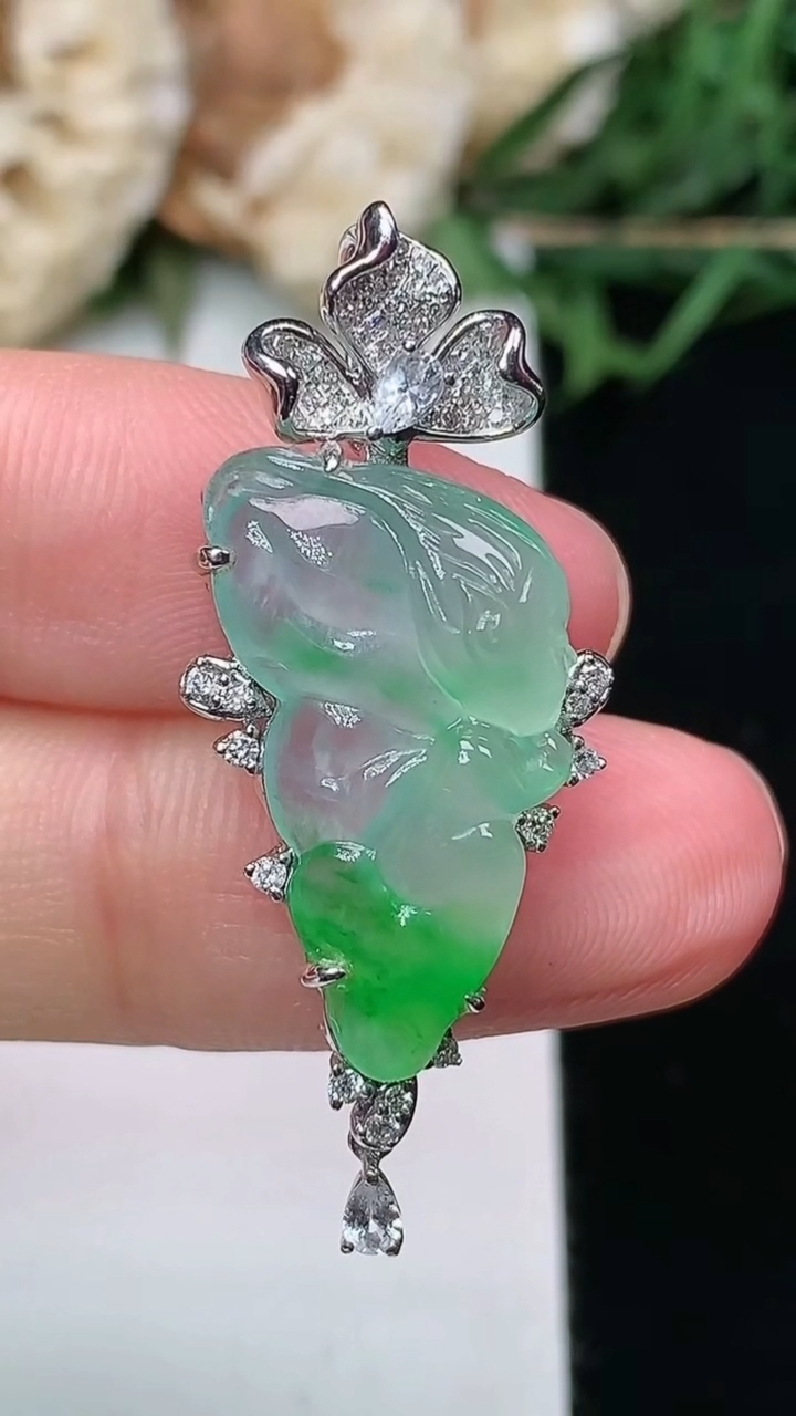 天然A货翡翠花仙子吊坠，尺寸20.3-11.5-8.3，重量:4.56g
6月9日
