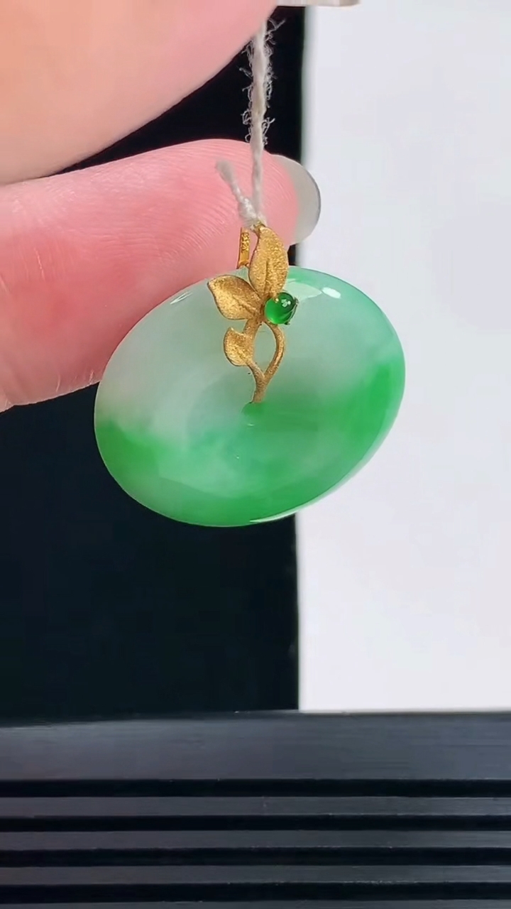 天然A货翡翠平安扣吊坠，尺寸22.8-6 重量:6.64g
6月9日