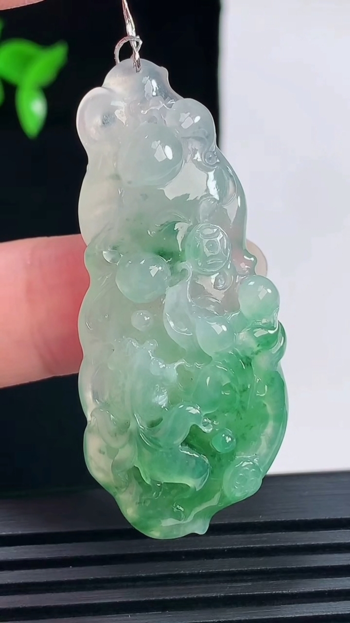 天然A货翡翠冰种飘花年年有余吊坠，尺寸50-22-9.5 重量:14.05g
6月9日