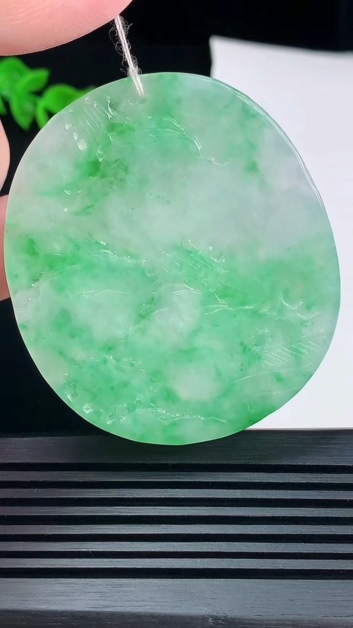 天然A货翡翠山水牌吊坠，尺寸56-49.5-5 重量:29.67g
6月9日