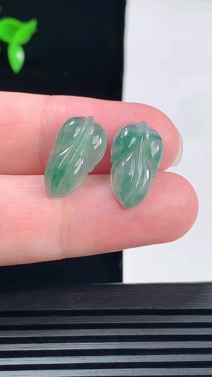 天然A货翡翠飘花金枝玉叶 叶子吊坠一对，尺寸18-10-4 重量:2.50g
6月9日