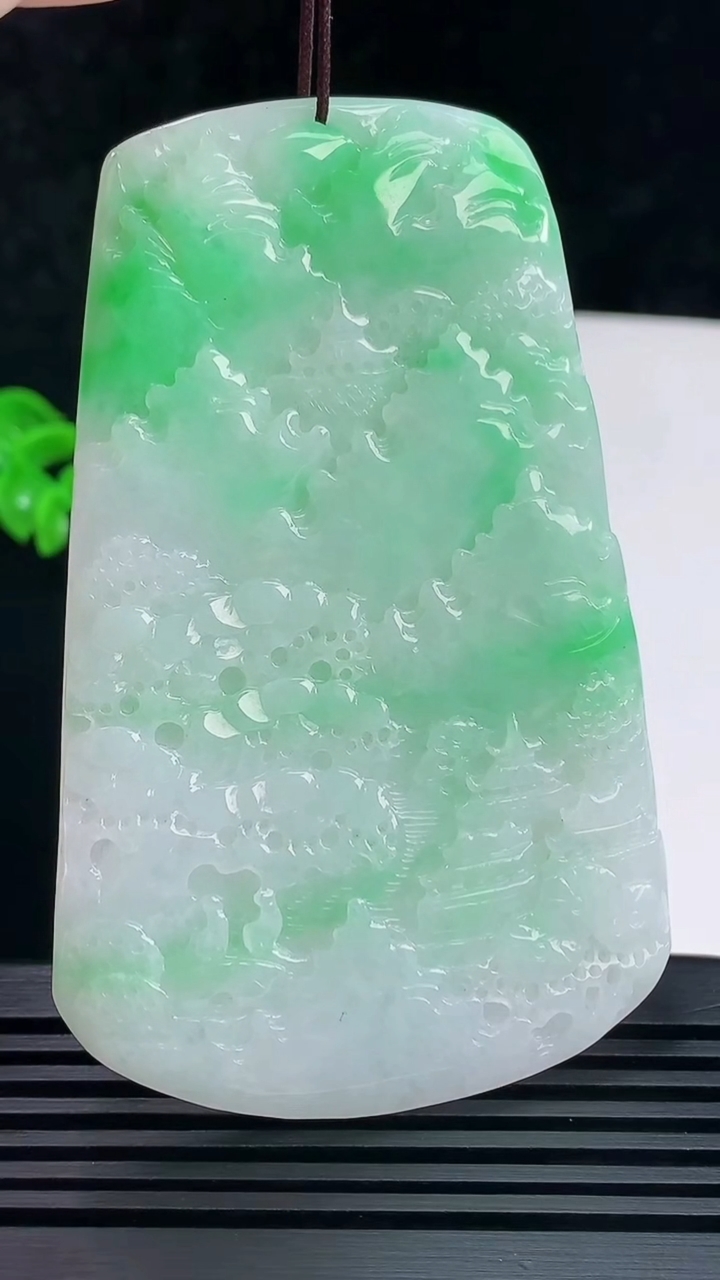 天然A货翡翠山水牌吊坠，尺寸76-48-5 重量:44.25g
6月9日