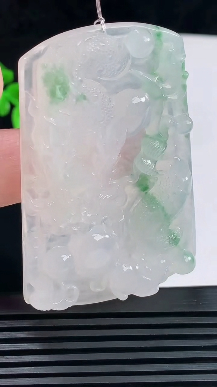 天然A货翡翠龙牌吊坠，尺寸61.6-41-7.2 重量:34.50g
6月9日