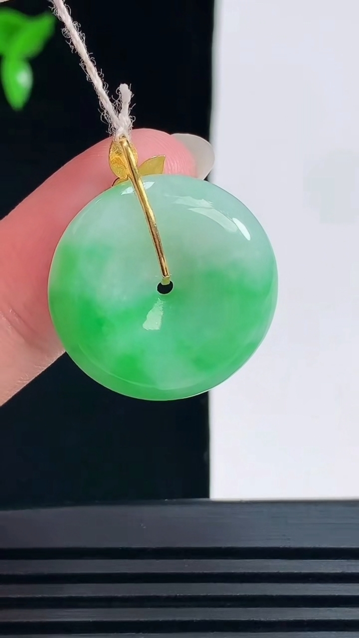 天然A货翡翠平安扣吊坠，尺寸22.8-6 重量:6.64g
6月9日