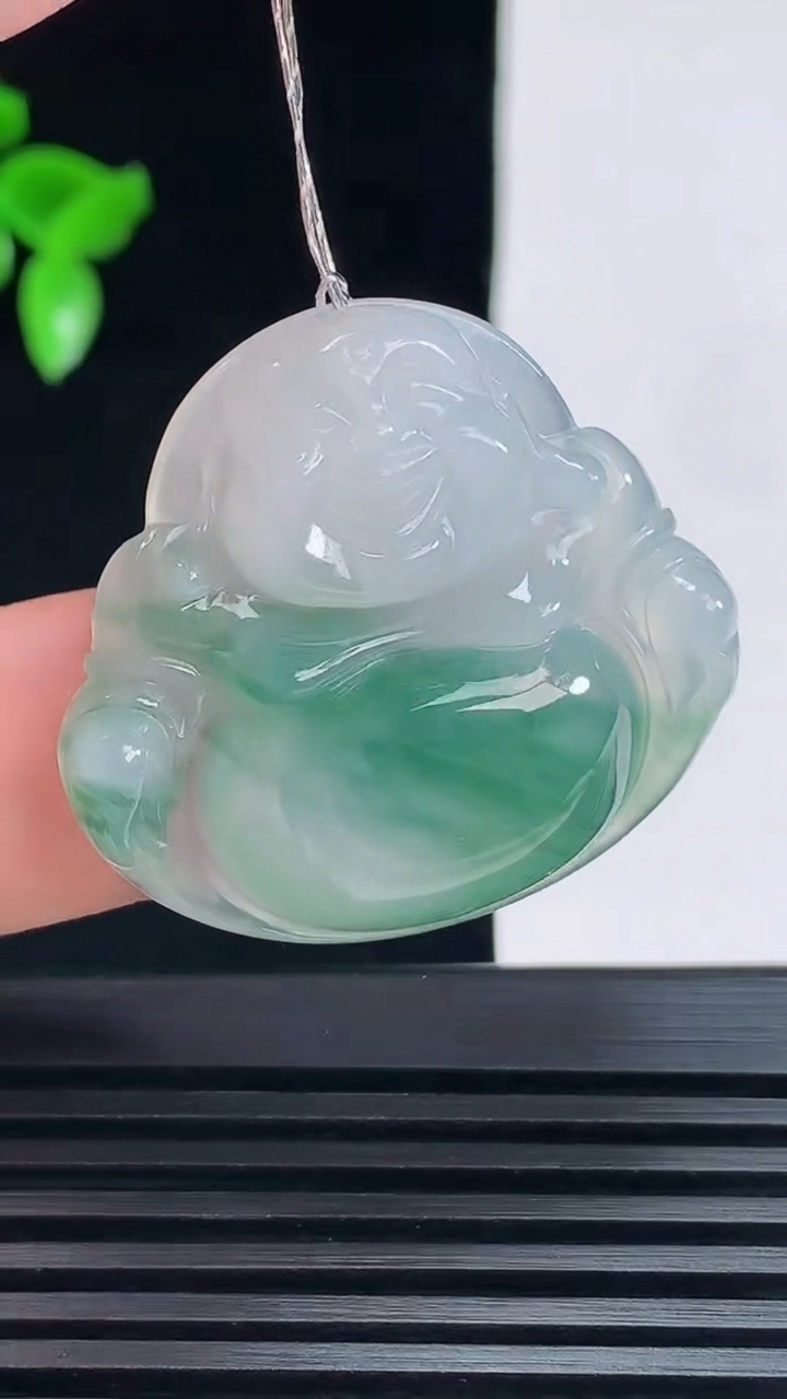 天然A货翡翠冰种飘花佛公吊坠，尺寸30.5-33-6 重量:9.28g
6月9日