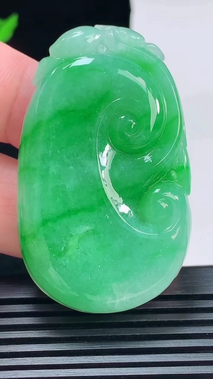 天然A货翡翠如意吊坠，尺寸53.5-32.8-8 重量:29.24g
6月9日