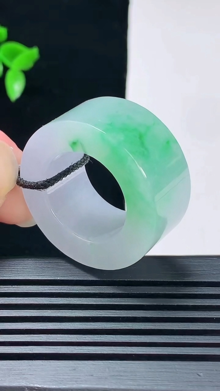 天然A货翡翠素面玉扳指 戒指，尺寸19.5-14-6.2 重量:24.91g2026年6月9日
工厂