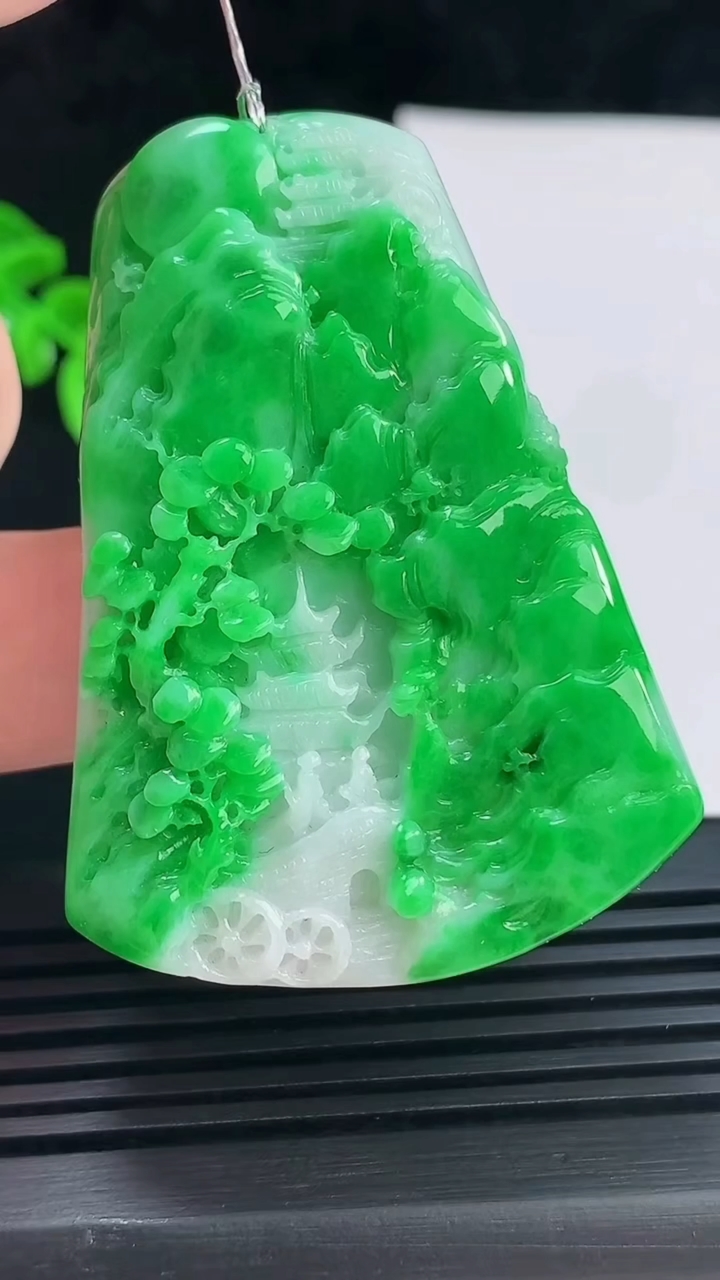天然A货翡翠山水牌吊坠，尺寸55.5-40-8.6 重量:41.95g
6月9日