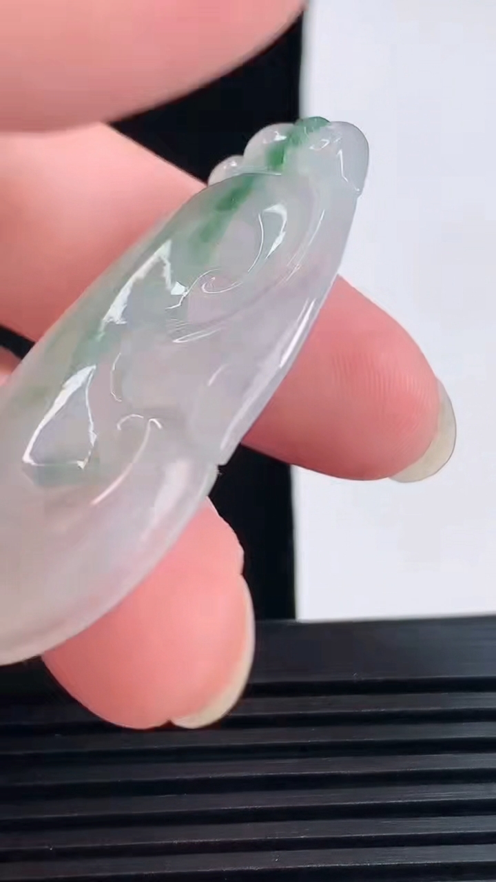 天然A货翡翠冰种飘花如意吊坠，尺寸49.5-29.6-5.2 重量:13.58g
6月9日