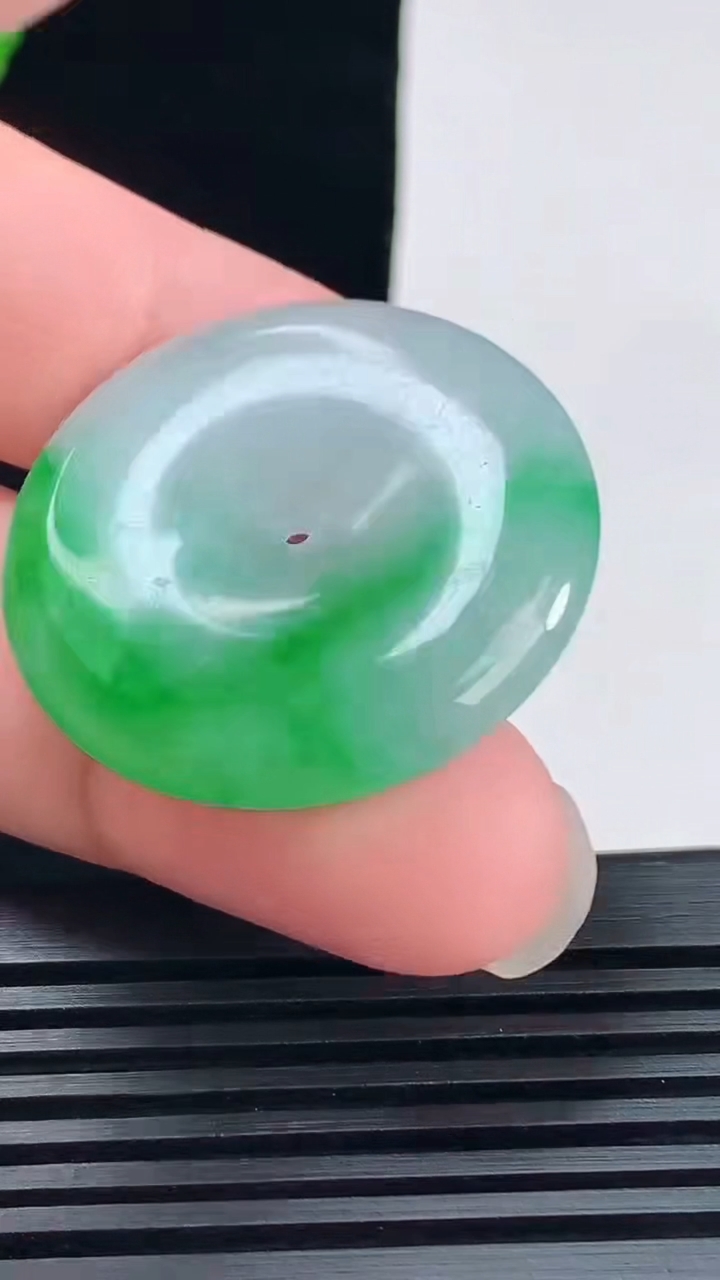 天然A货翡翠平安扣吊坠，尺寸33-5.6 重量:13.29g
6月9日