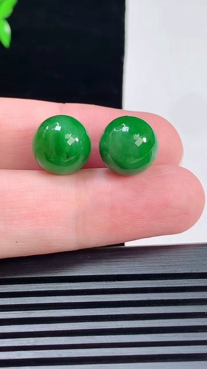 天然A货翡翠圆珠镶嵌件一对，尺寸12 重量:5.71g6月9日
工厂直销收藏佳品,种好水足，色泽均匀，有种有色，上手高大气！