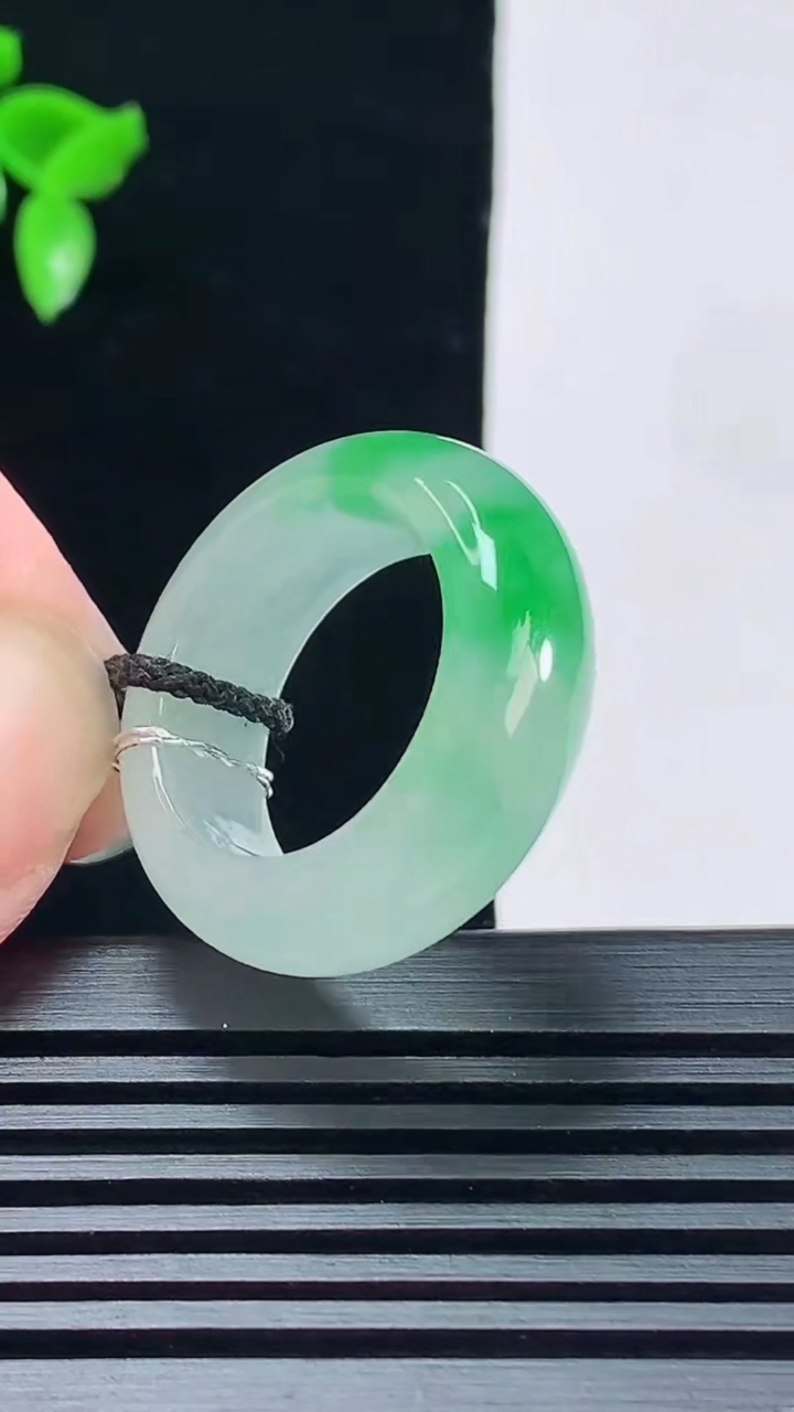 天然A货翡翠玉指环 戒指，尺寸19-8.8-5 重量:8.74g2026年6月9日
工厂直销收藏佳品,种好水足，色泽均匀，有种有色，上手高大气！