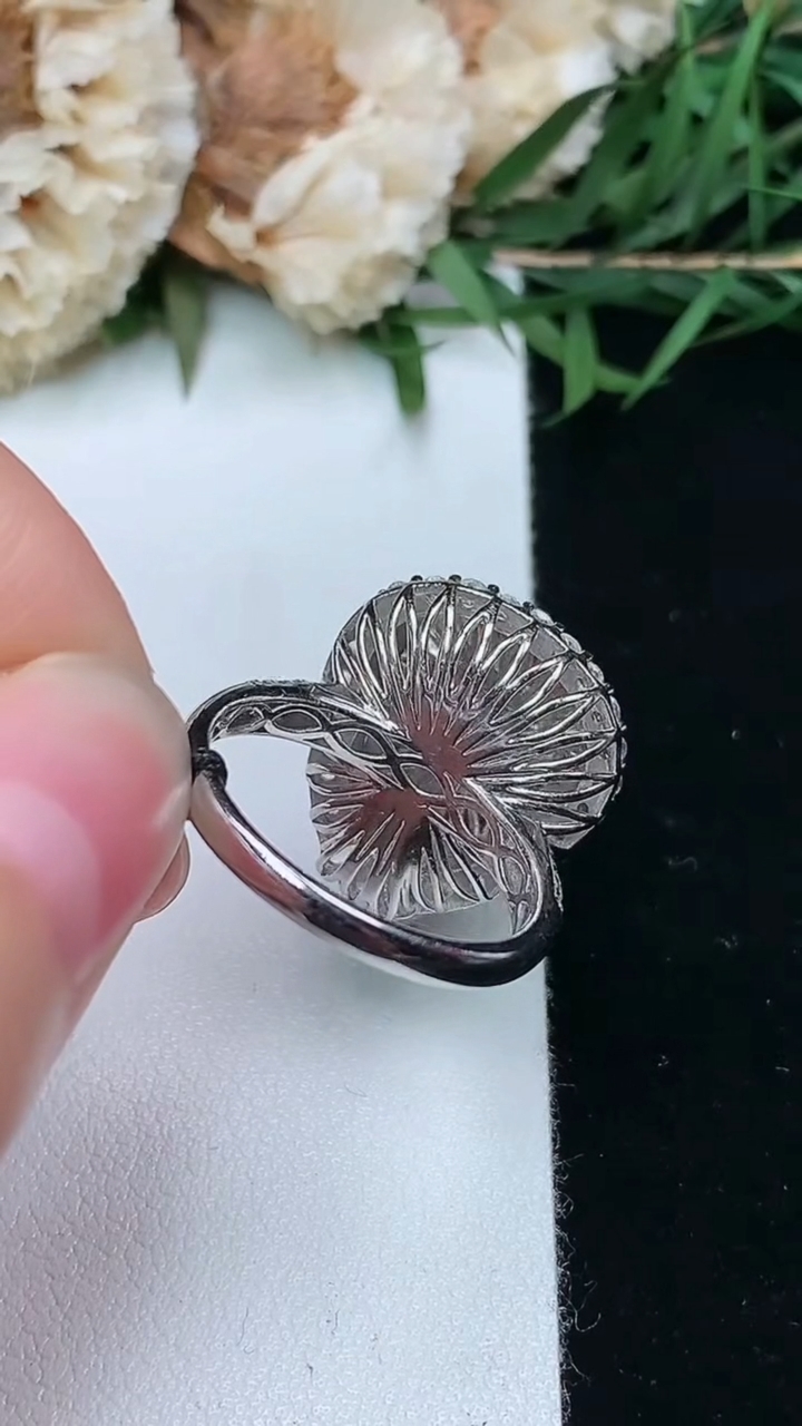 天然A货翡翠葫芦戒指，尺寸17.2-14.8-13，重量:5.85g
6月9日