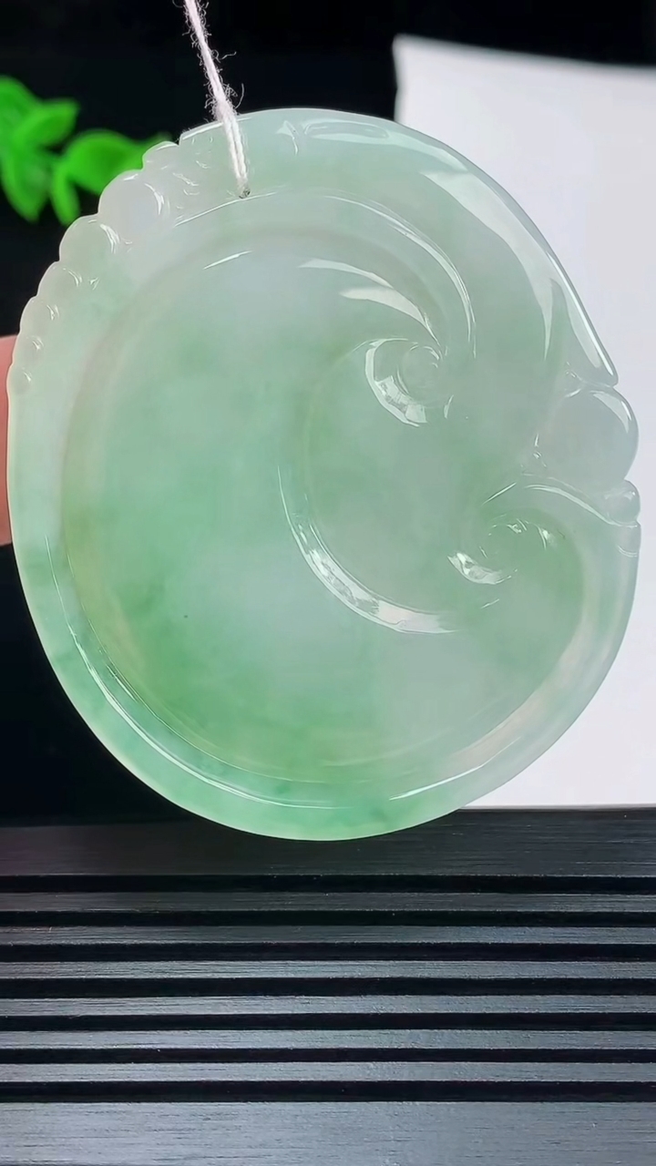 天然A货翡翠如意吊坠，尺寸55-47-6 重量:30.92g
6月9日