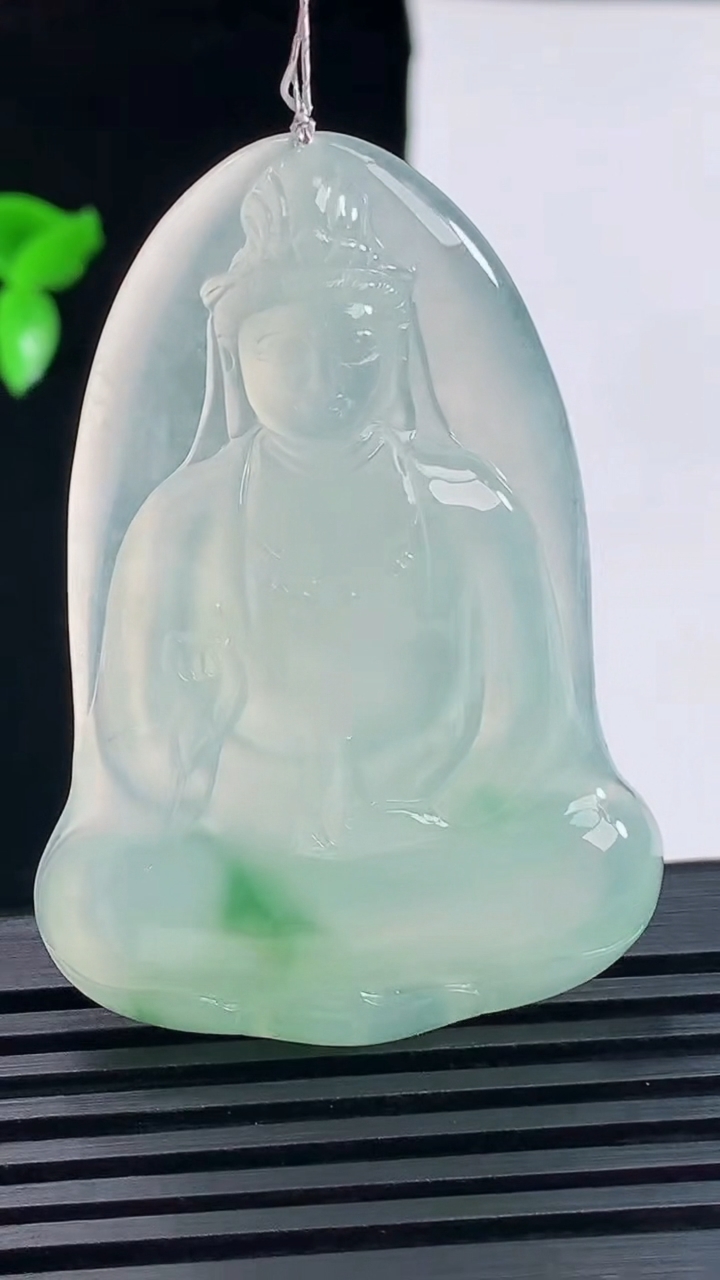 天然A货翡翠素衣观音吊坠，尺寸53-36-5.5 重量:18.34g
6月9日